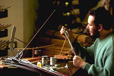 Filippo Donadoni prepare le frecce in legno di Cedro