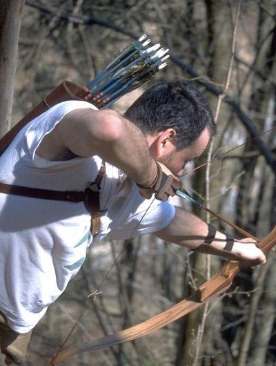 Filippo Donadoni che tira con l'arco tradizionale in un Roving