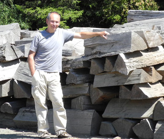 Filippo Donadoni visiona i depositi di legno Cedro Port Orford POC